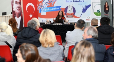 Oyuncu-yazar Nilüfer Açıkalın, Osmangazili edebiyatseverlerle buluştu
