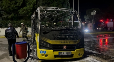 Park halindeki belediye midibüsü alev topuna döndü