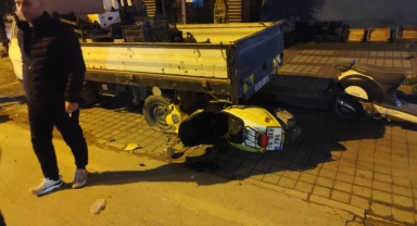Park halindeki kamyonete çarpan motosiklet sürücüsü yaralandı