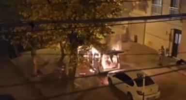 Park halindeki ticari araç alev topuna döndü