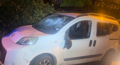 Sinirlendiği alt komşusunun otomobilini parçaladı