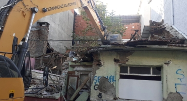 Tehlike saçan metruk bina yıkıldı