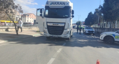 Telefonla konuşurken tırın altında kaldı