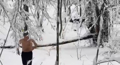 Uludağ'da dondurucu soğukta iki arkadaşın kar banyosu keyfi