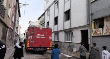 Yanan evden 2 çocuğu itfaiye ekipleri kurtardı