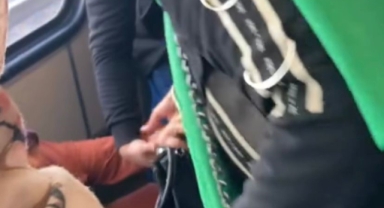 Yaşlı kadın toplu taşımada yer alamayınca baygınlık geçirdi