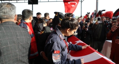 Adana şehidini dualarla uğurladı