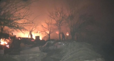 Bursa'da ahşap ev alev alev yandı, mahsur kalan 2 kişi kurtarıldı
