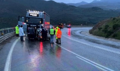 Bursa'da Feci Kaza: Tır ve Otomobil Kafa Kafaya Çarpıştı, 1 Ölü, 2 Yaralı
