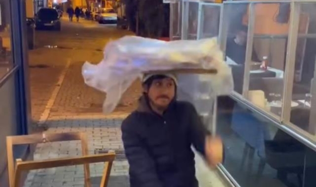 Müziği duyunca dans ederek simit sattı