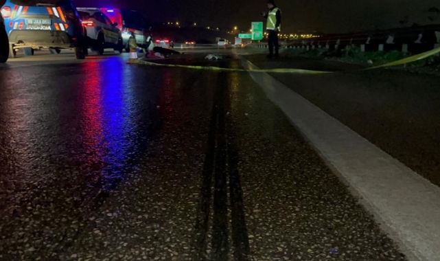 Otobanda yolun karşısına geçmek isterken tırın altında kaldı: 1 ölü