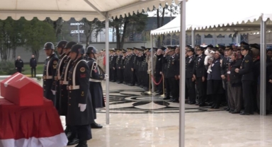 Şehidin 8 aylık bebeği her şeyden habersiz babasının Türk bayrağına sarılı tabutuna baktı