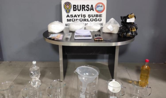 Taksiyle uyuşturucu ticareti yapan şüpheli takside yakalandı