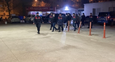 Ülkeye kaçak yollarla giren 13 göçmen, jandarma ekipleri tarafından yakalandı