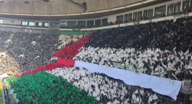 Bursaspor'dan Filistin bayraklı koreografi! Tribünde barış güvercinleri uçuruldu.