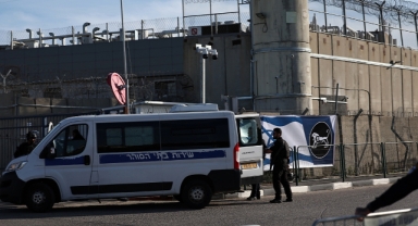 Hamas, 3 İsrailli esiri Kızılhaç’a teslim etti