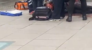 Herkesin gözü önünde amcasını defalarca bıçakladı