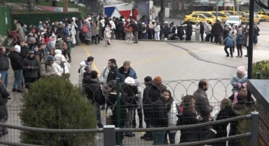 Uludağ’a çıkmak isteyenler metrelerce kuyruk oluşturdu
