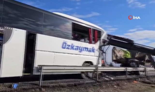 Yolcu otobüsü kamyona arkadan çarptı: 3 ölü, 33 yaralı