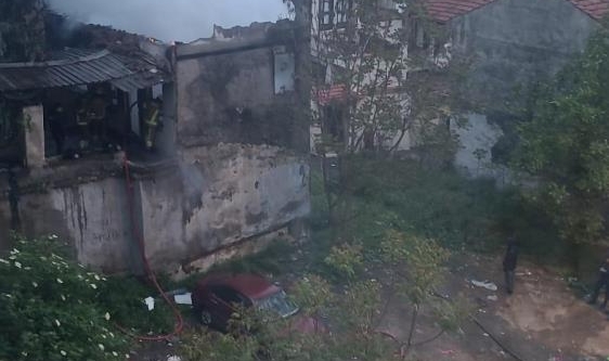 Bursa'da 2 katlı tarihi bina alevlere teslim oldu