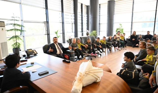 Makamını çocuklara devretti