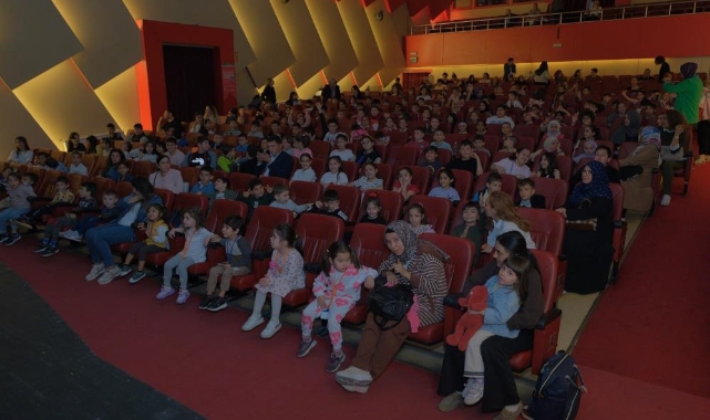 Tiyatronun coşkusu Bursa’yı sardı