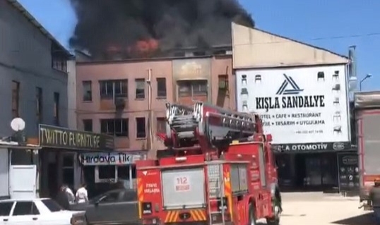 Bursa'da mobilya imalathanesinde yangın