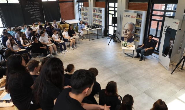 Genç oyuncu, öğrencilere