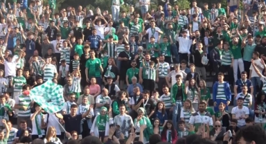 Böyle kutlama görülmedi, binlerce taraftar geceyi aydınlattı