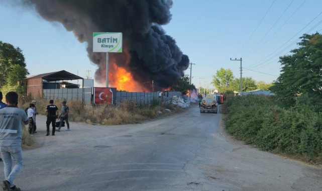 Bursa'da plastik fabrikası alevlere teslim oldu