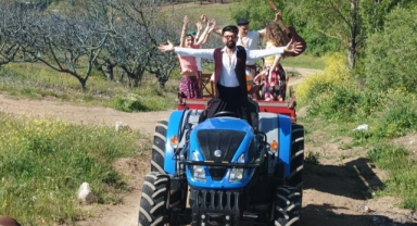 Mehmet Çevik bu sefer de köy ağası olup traktör kullandı