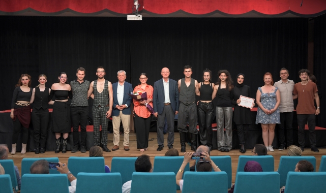 Osmangazi Belediyesi Tiyatro Okulu öğrencileri Tesine Dünya’yı sahneledi