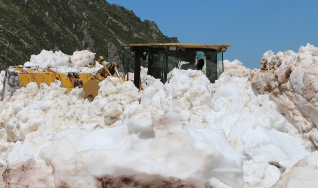 Rize yaylalarında hummalı kar temizliği