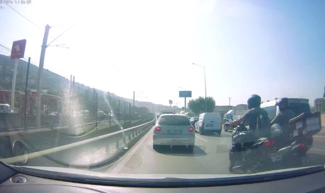 'Yoğun trafikten kaçayım' diyen iki motosikletli böyle çarpıştı