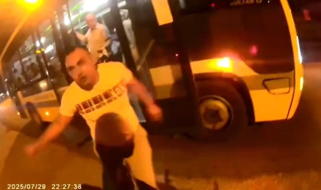 Bursa'da otobüs şoförü ile motosiklet sürücüsü arasında yol verme tartışması