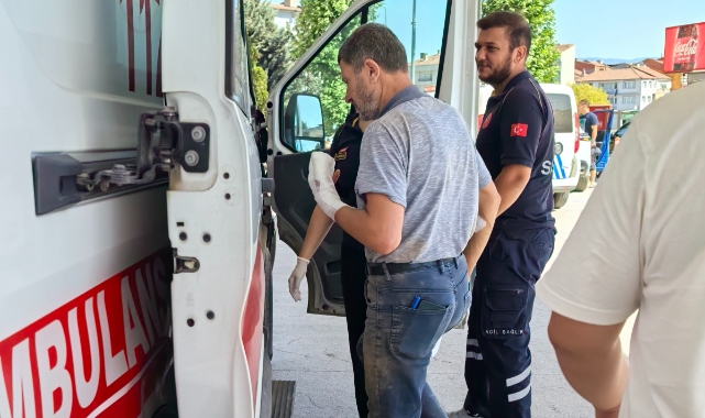 Elini bıçkıya kaptıran adamın parmakları parçalandı