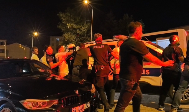 Gençler arasındaki kavga kamerada... Polis biber gazı sıktı, gözaltına aldı.