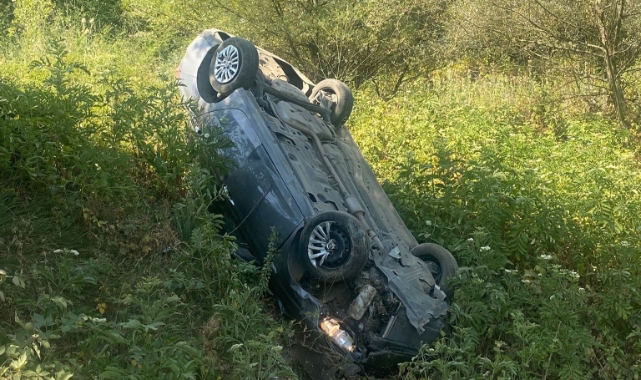 İnegöl'de lastiği patlayan araç şarampole yuvarlandı