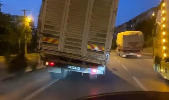 Trafikte tehlike saçan kamyon