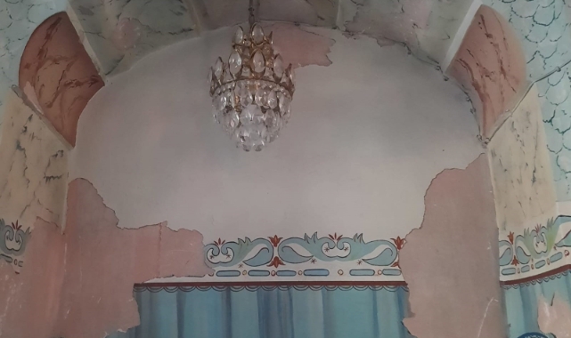 Bezzaz Camii Dökülüyor