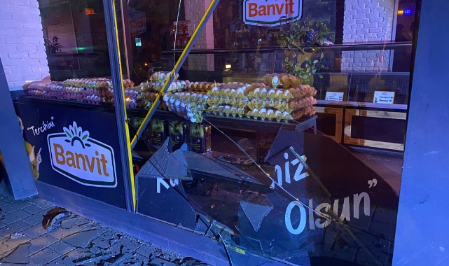 Bursa'da Kontrolden Çıkan Otomobil Elektrik Panosuna ve Motosiklete Çarptı