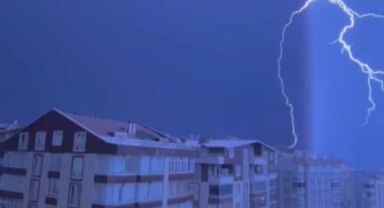 Bursa’da şimşekler geceyi aydınlattı