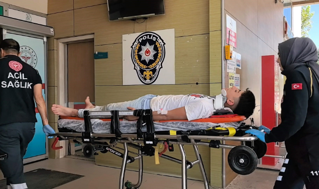 Kamyonet direğe çarptı 3 yaralı