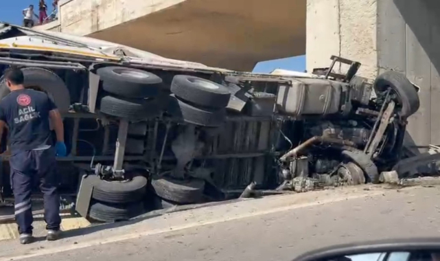 Lastiği patlayan kamyon köprü ayağına çarptı sürücü öldü