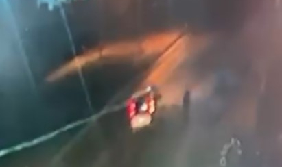 Yolun karşısına geçmek isterken otomobilin altında kaldı