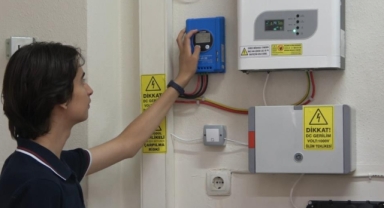 Bursa'da Lise Öğrencilerinden Geri Dönüşümle Güneş Enerjisi Projesi