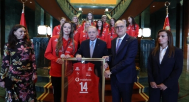 Cumhurbaşkanı Erdoğan, A Milli Kadın Voleybol Takımı’nı Kabul Etti