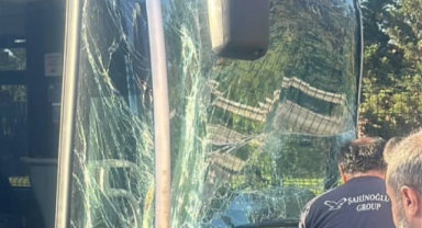 İstanbul'da Acıbadem Durağında Metrobüsler Çarpıştı