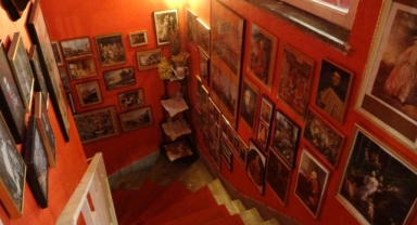 Bursa’da Antika ve Nostaljiyle Dolu Yaşayan Kafe