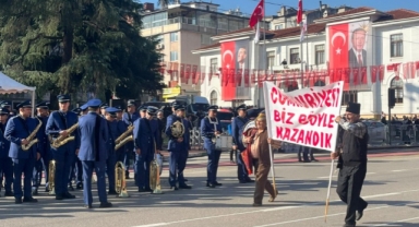 Bursa’da Cumhuriyet Coşkusu: F-16’lar Gökyüzünü, Vatandaşlar Sokakları Renklendirdi